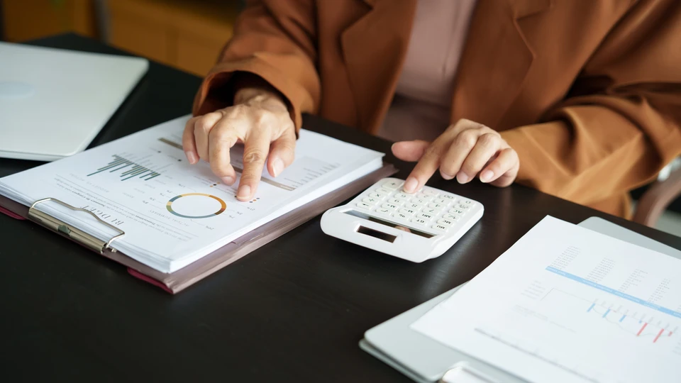 Panneaux solaires électriques sur le toit de la maison