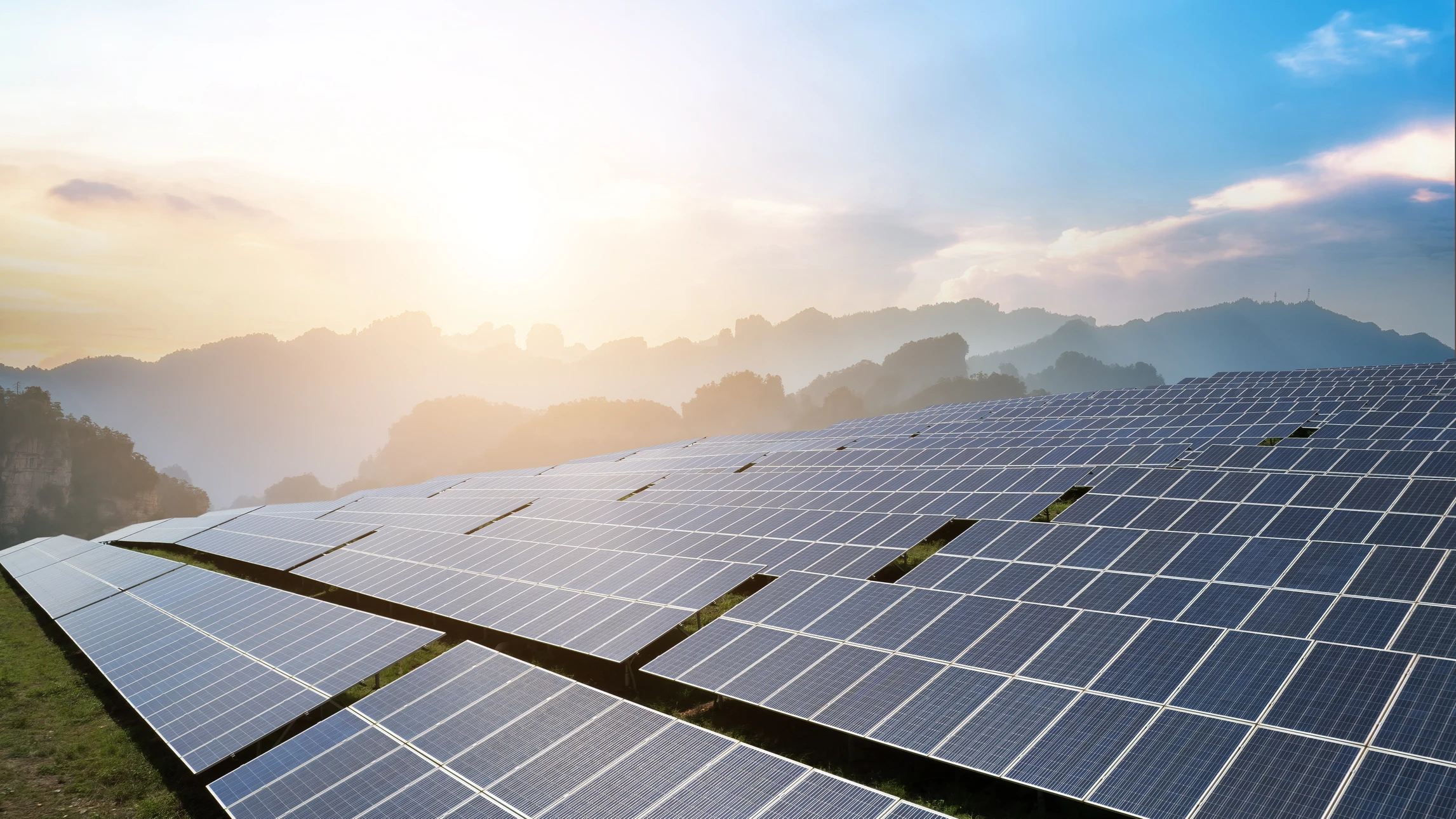 Ouvrier en &eacute;quipement de s&eacute;curit&eacute; installe des panneaux solaires photovolta&iuml;ques sur une toiture r&eacute;sidentielle par temps ensoleill&eacute;