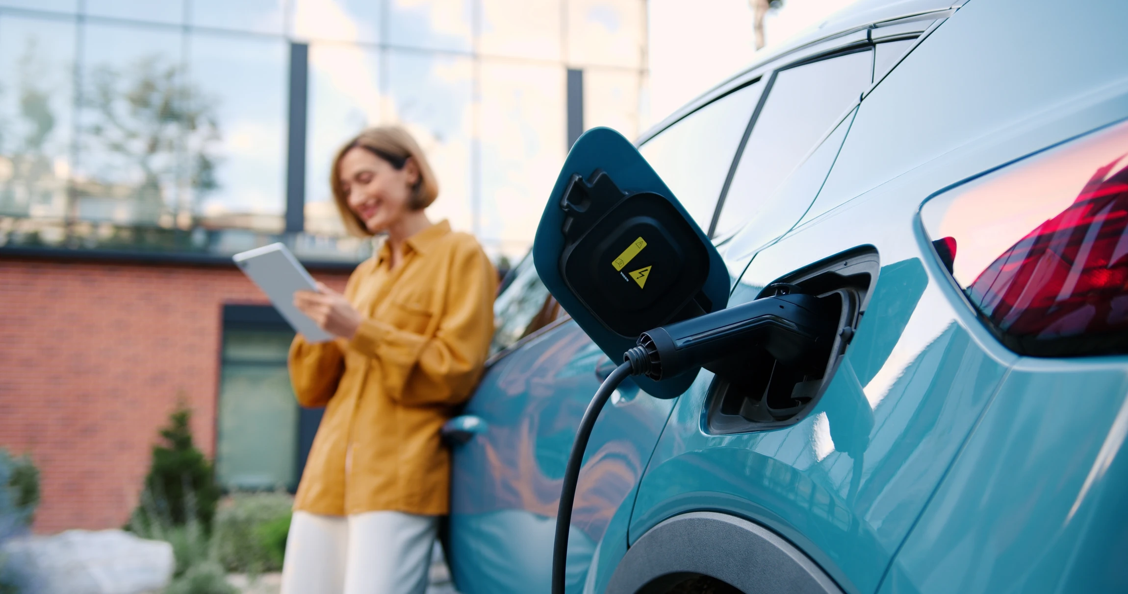Extérieur automobile, véhicule électrique en cours de recharge