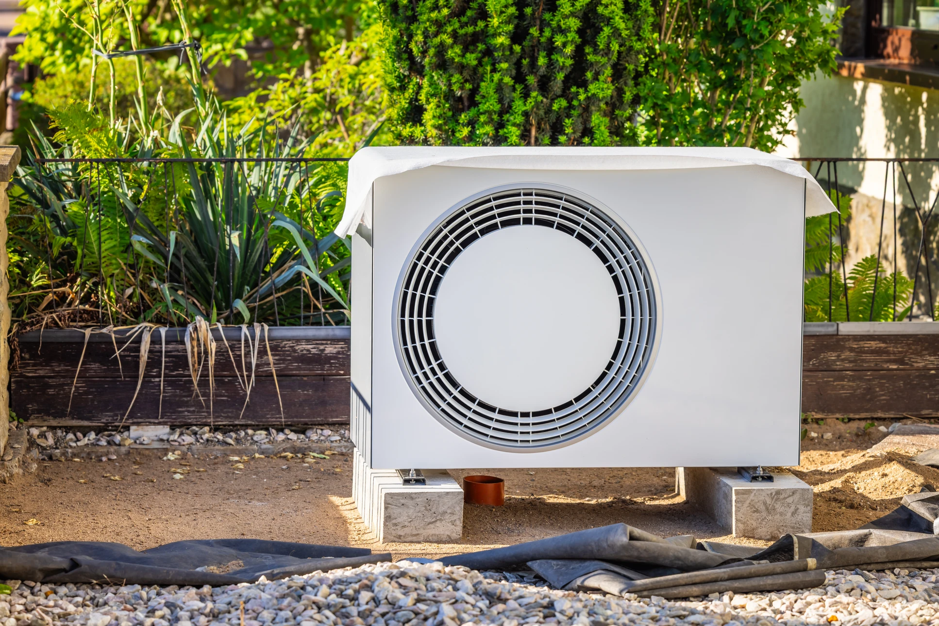 Extérieur résidentiel avec installation de pompe à chaleur air-air