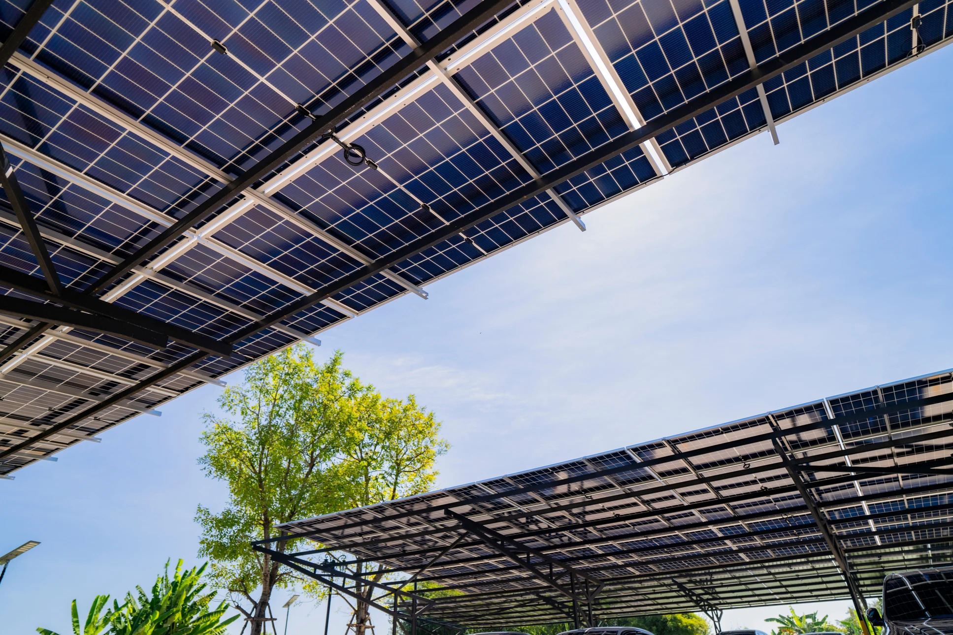 Extérieur urbain automnal avec station de recharge électrique couverte de panneaux solaires photovoltaïques